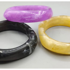 Brazalete de resina brillante en negro azabache Pulsera ancha hecha a mano Joyería de resina moderna Accesorio elegante para looks diarios y nocturnos - Product Image 4