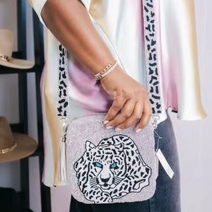 Sac bandoulière tendance brodé de perles motif léopard des neiges, sac à main carré à motif animalier avec sangle léopard gris pour femme - Product Image 1