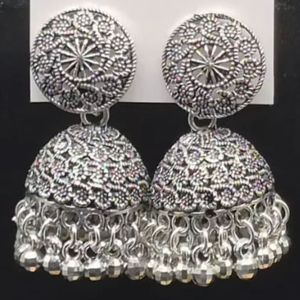 Boucles d'oreilles Jhumka en argent oxydé, motif floral, avec franges Ghungroo, texture filigrane et forme dôme, vente en gros - Product Image 1