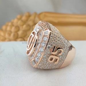Anillo de Diamantes con Iniciales Personalizadas en Oro Rosa, Anillo de Lujo con Diamantes Baguette y Redondos |   Joyería de Moda Hip Hop para Hombres y Mujeres - Product Image 3