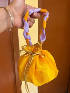 Sac Potli en tissu jaune fait main avec poignée tressée et fermeture à cordon doré, pochette de soirée traditionnelle indienne pour mariage et fêtes - Product Image 1