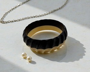 Anillo Moderno de Resina con Diseño de Ondas Negras y Doradas, un Regalo Novedoso y Exquisito para Uso Personal - Product Image 5