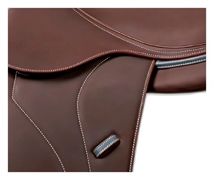 Silla de montar inglesa de cuero marrón para doma y salto, con estructura de madera, personalizable, con ribete color canela y herrajes de latón. - Product Image 3