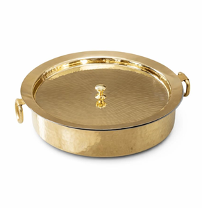 Sofisticada taza curva de latón con un elegante borde de enredadera grabada y un ribete acampanado. Disponible a precio de mayorista. - Product Image 4