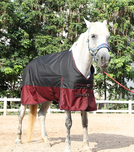 Manta y Alfombra para Caballos Impermeables y Transpirables Personalizadas al por Mayor con Refuerzos Altos y Forro de Nailon Rojo para Uso en Carreras - Product Image 6