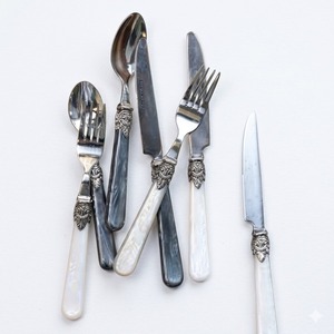 Cuchillos y tenedores de postre plateados con mango de nácar tallado victoriano antiguo, cubertería de lujo vintage Sheffield. - Product Image 4