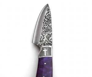 Couteau de cuisine artisanal en acier gravé à l'acide avec emblème croix et manche en perle violette - Product Image 3