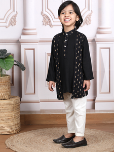 Ensemble kurta noir pour garçons, vêtements ethniques, tenue de fête traditionnelle, kurta à manches longues imprimé avec pyjama crème, ensemble élégant. - Product Image 2
