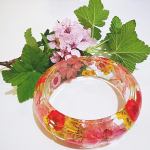 Elegant Resin Bangles with <b>Dried</b> Rose <b>Petals</b> and Transparent Perfect for Wedding Gifts - Product Image 3