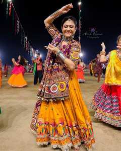 Ensemble Lehenga Choli traditionnel indien pour femme, en coton imprimé avec travail de miroirs, coupe ample longue, tenue ethnique pour Diwali et les fêtes - Product Image 1