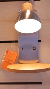 โคมไฟติดผนัง LED โมเดิร์น Lumetal เวียดนาม พร้อมพอร์ตชาร์จ USB โคมไฟอ่านหนังสือข้างเตียงโลหะและไม้ โคมไฟติดผนังห้องนอนโรงแรม - Product Image 3
