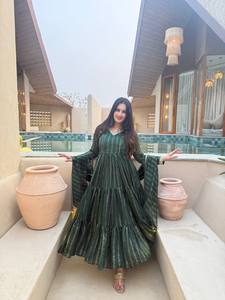 ชุดเดรส Anarkali แบบมีระดับสำหรับผู้หญิง พร้อมผ้าคลุมไหล่เข้าชุด คอลเลคชั่นขายส่งเสื้อผ้าชาติพันธุ์สำหรับงานเทศกาลระดับพรีเมียม - Product Image 3