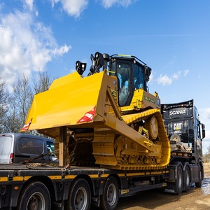 Topadora de orugas Caterpillar D6R amarilla con cuchilla hidráulica y componente central del motor - Product Image 4