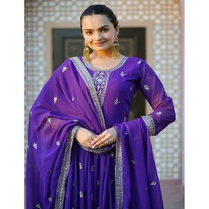 Robe traditionnelle chinoise de créateur brodée avec des broderies de sequins - Product Image 3