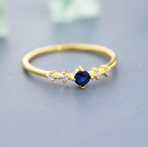 แหวนพลอยแซฟไฟร์สีน้ำเงินประดับเพชร CZ บนตัวเรือนเงินสเตอร์ลิงหรือทอง แหวนแซฟไฟร์ดีไซน์เรียบหรู - Product Image 2