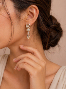 Boucles d'oreilles pendantes Elvora Gems classiques plaquées or 9 carats avec imitation perle et cristaux sertis clos, coupe princesse, forme goutte d'eau, tendance - Product Image 2