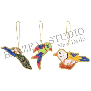 Adornos Navideños Personalizados de Terciopelo y Satén Hechos a Mano por Brazeal Studio, Ecológicos, con Cuentas Bordadas y Hilos Dorados de Fábrica - Product Image 3