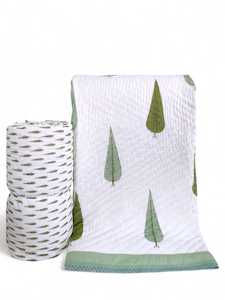 Couette blanche avec motif d'arbre vert et ensemble de taies d'oreiller assorties - Product Image 1