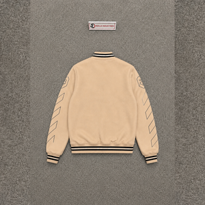 เสื้อแจ็คเก็ตวิทยาลัยสีเบจสไตล์โมเดิร์นสำหรับผู้ชาย พร้อมลายเรขาคณิตที่แขนเสื้อ ทรงปกติ คอปกพับได้ สวมใส่สบายๆ ในฤดูใบไม้ร่วง - Product Image 6