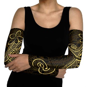 Manga de compresión unisex de manga larga con estampado tribal dorado por sublimación, de seda helada negra, UPF50+, para todas las estaciones - Product Image 6