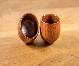 Coupe à saké japonaise miniature personnalisée, ronde, faite à la main, combinaison bois de hêtre naturel et verre - Product Image 4