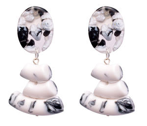 Pendientes colgantes de resina de color personalizados de lujo hechos a mano para mujer, accesorios de moda altamente pulidos de alta calidad de la India - Product Image 2