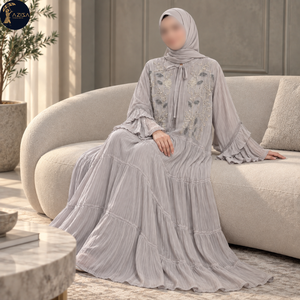 Robe Abaya plissée brodée de fleurs pour femmes avec manches fluides, robe islamique |   Tenue de cérémonie chic avec col plissé élégant - Product Image 4