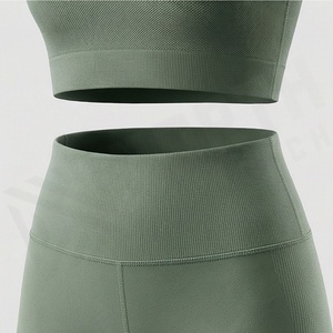 Ensemble de yoga deux pièces à manches courtes avec soutien-gorge intégré pour femme, tenue de sport et d'exercice, vêtements de fitness et athlétiques, avec logo personnalisé - Product Image 5