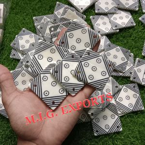 Tarjetas/Tabletas de hueso de búfalo utilizadas en el tejido de tarjetas (tabletas) para crear bandas estrechas e intrincadas controlando los hilos del urdimbre. - Product Image 4