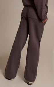 ชุดวอร์มไหมพรมโอเวอร์ไซส์สองชิ้นสำหรับผู้หญิง เสื้อสเวตเชิ้ตและกางเกงจ็อกเกอร์ลำลอง สไตล์สตรีทแวร์สำหรับฤดูใบไม้ผลิและฤดูหนาว รับทำโลโก้ตามสั่ง ขายส่งแบบ OEM - Product Image 5