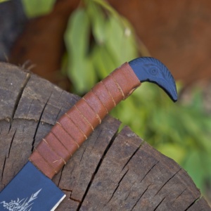 มีดล่าสัตว์สไตล์ไวกิ้ง ใบมีดเหล็กคาร์บอน ด้ามหุ้มหนัง มีดสำหรับกิจกรรมกลางแจ้ง OEM คมกริบ แกะสลักตามสั่ง ใบมีดแบบตายตัว - Product Image 4