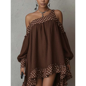 Vestido asimétrico con volantes y un solo hombro descubierto, con estampado de lunares marrones - Product Image 3