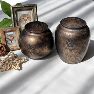Urne en céramique beige classique avec gravure florale blanche, vase fait main avec couvercle pour décoration intérieure et condoléances - Product Image 6