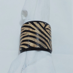 Porte-serviettes en corne artisanal pour une mise en scène de table élégante, décoration de table à manger de luxe en corne noire et naturelle - Product Image 2