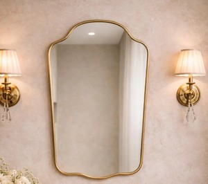 Espejo de latón con borde festoneado, espejo de baño veneciano, espejo de pared curvo de latón antiguo, espejo marroquí hecho a mano con forma de escudo - Product Image 1