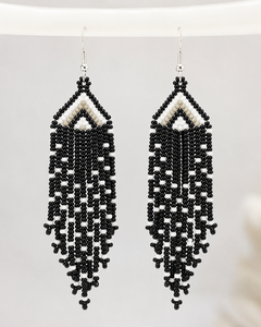 Boucles d'oreilles pendantes faites à la main en alliage de zinc noir et blanc avec perles et franges pour femme, style bohème, longues pampilles, bijoux tendance - Product Image 4