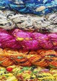 Fil torsadé à la main de fabrication indienne, fil de banane soyeux, prix abordable, belles combinaisons de couleurs, fil recyclé pour le tissage et le tricot - Product Image 3