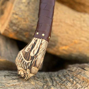 Hache décorative de style viking, qualité industrielle nordique, manche en bois sculpté, tête en métal gravée, pour reconstitution historique et exposition - Product Image 4