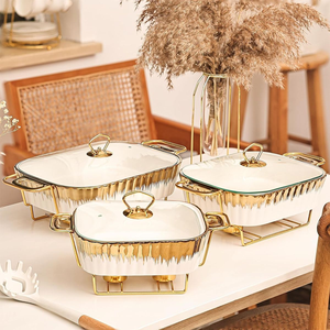 Juego de buffet de cerámica de lujo con bordes acanalados con detalles en oro y tapas de vidrio. Conjunto elegante, disponible a precios de mayorista. - Product Image 1