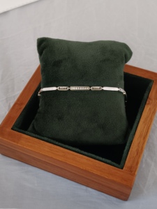 Brazalete de Plata de Ley 925 con Barra de Diamantes, Joyería Geométrica Minimalista para Mujer, Acabado Pulido, para Uso Diario y Fiestas - Product Image 5