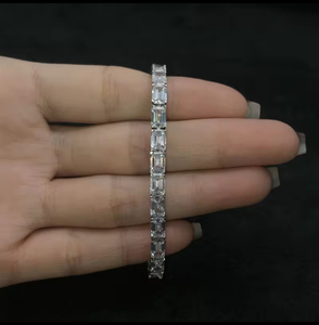 Bracelet en or blanc avec diamants brillants, bijoux élégants pour mariages et soirées, disponible à la vente, provenant d'un fournisseur indien - Product Image 3