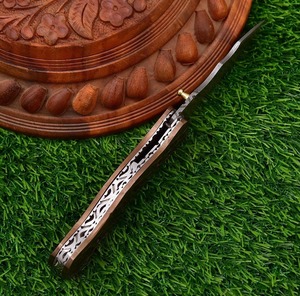 Couteau pliant artisanal de qualité industrielle avec lame en acier Damas, manche en cuivre, étui en cuir, personnalisable OEM pour la chasse - Product Image 6