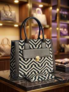 กระเป๋าโท้ทลายเชฟรอนสีดำขาวสุดหรูสำหรับผู้หญิง กระเป๋าถือแบบแจ็คการ์ดตกแต่งด้วยหนัง PU พร้อมตัวล็อคโลหะ - Product Image 2