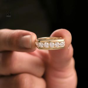 Anillo de boda ancho de oro de 14 quilates con diamantes cultivados en laboratorio de corte redondo y engaste de canal para hombre y mujer - Product Image 6