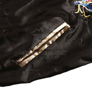 เสื้อแจ็คเก็ตผ้าซาตินปักลายพรีเมียมจาก Fabric Studio แบบสั่งทำพิเศษ ด้านหน้าเป็นผ้าซูกะจัน เป็นมิตรกับสิ่งแวดล้อม ระบายอากาศได้ดี น้ำหนักเบา แฟชั่นทันสมัยสำหรับผู้ชาย - Product Image 4