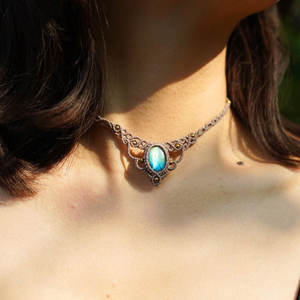 Collier artisanal tendance en macramé avec double perle d'eau douce et pierre naturelle gris mauve, style bouddhiste, collection Twilight Bloom - Product Image 5