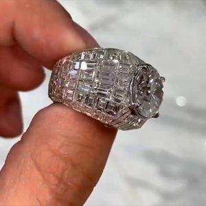 Bague de cocktail en or massif 18 carats avec pierre centrale taille émeraude et diamants baguette multi-étages, bande géométrique audacieuse - Product Image 3