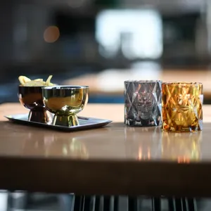Nouveau bol en métal de forme organique avec profil incurvé doux pour accessoires de table contemporains, accent décoratif pour la maison, plaqué et sûr. - Product Image 2