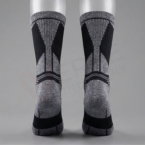 Chaussettes de sport pour hommes, couleur unie, tricotées en coton, polyester et élasthanne, absorbant la transpiration, style classique, pour l'été - Product Image 2