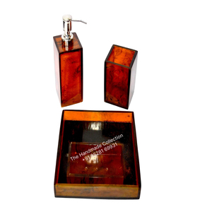 Juego clásico de cuatro piezas de accesorios de baño redondos en negro mate, dispensador de jabón de espuma de poliresina de The Handmade Collection - Product Image 3